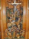 9-Kreuzigungsszene-waehrend-des-Einbaus-der-vorderen-Reliefs.jpg